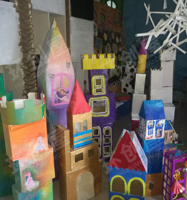 幼儿园建构区纸箱搭建城堡图片
