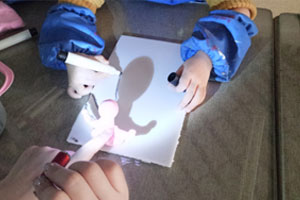 幼儿园科学区光影照射下自创影子画图片7张
