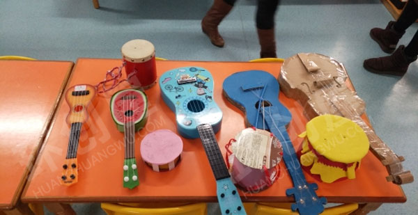 幼儿园表演区废物利用制作各种精致乐器图片