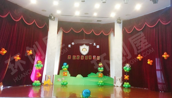 幼儿园表演区自主搭建小舞台背景图片
