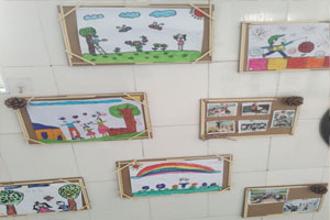 幼儿园卡通创意绘画作品墙面展示图片5张