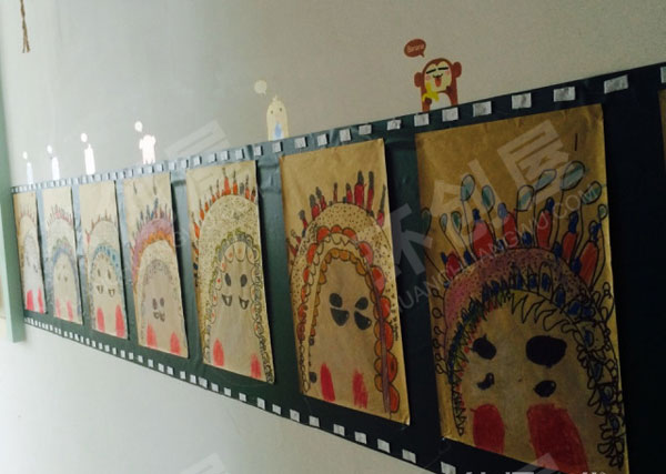 幼儿园创意绘画室作品墙面展示图片