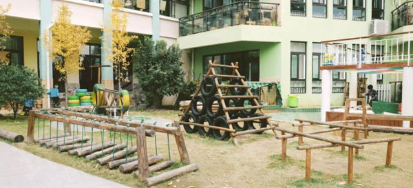 幼儿园户外大型木制活动场所图片