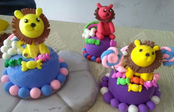 幼儿园户外展示童心童画粘土作品图片