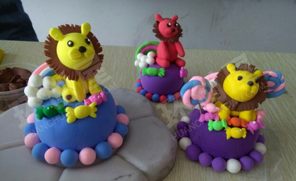 幼儿园户外展示童心童画粘土作品图片
