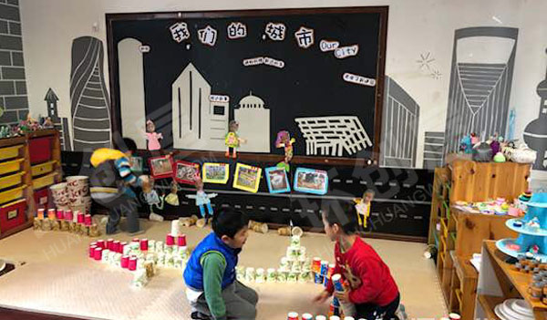 幼儿园建构区奇思妙想的瓶盖搭建图片