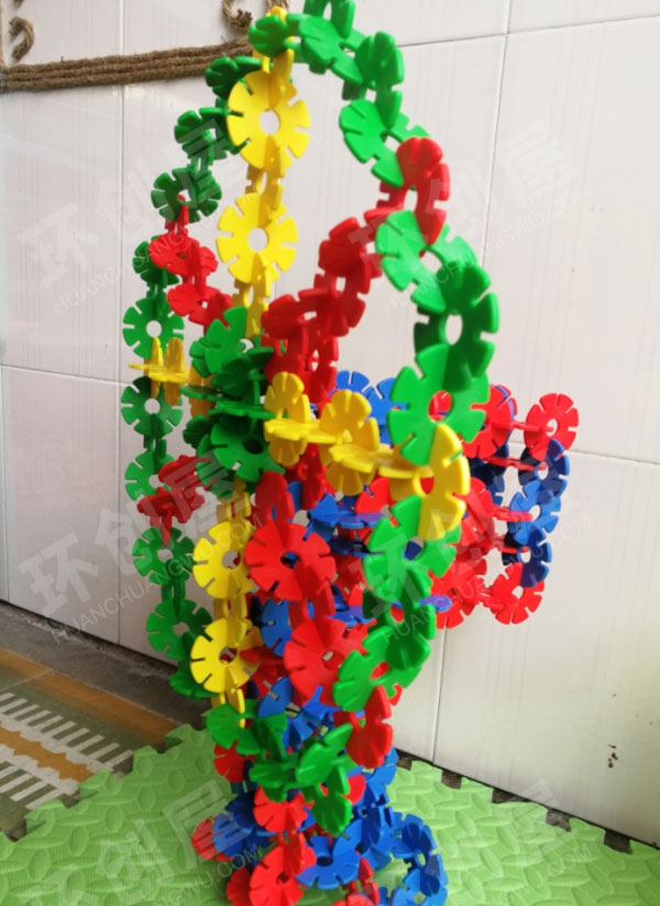 幼儿园建构区雪花片搭建建筑物图片