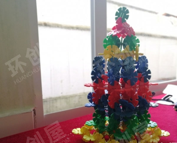 幼儿园建构区雪花片搭建建筑物图片