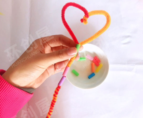幼儿园美工区毛根管子爱心装饰图片