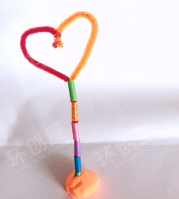 幼儿园美工区毛根管子爱心装饰图片