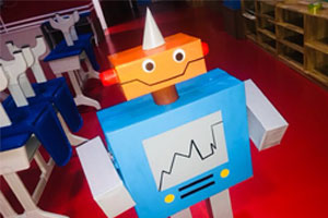 幼儿园科学区认识形状自制机器人图片2张