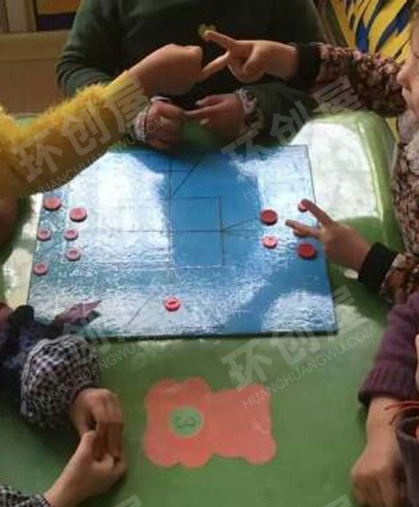幼儿园益智区棋逢对手图片