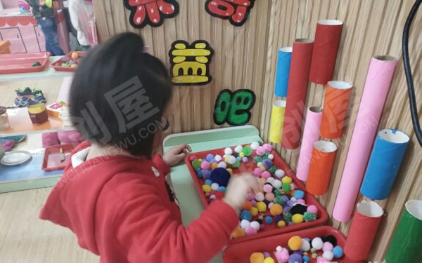 幼儿园益智区好玩的毛毛球图片
