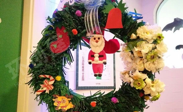 幼儿园教室门漂亮简单的圣诞花环图片