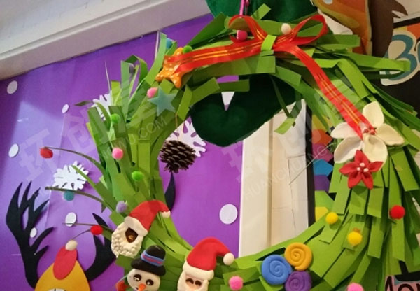 幼儿园教室门漂亮简单的圣诞花环图片