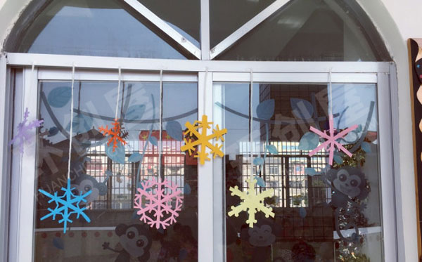 幼儿园冬天玻璃门窗手工小雪花图片