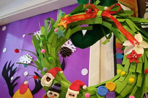 幼儿园教室门漂亮简单的圣诞花环图片4张