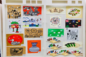 幼儿园元旦户外活动美术作品展图片9张