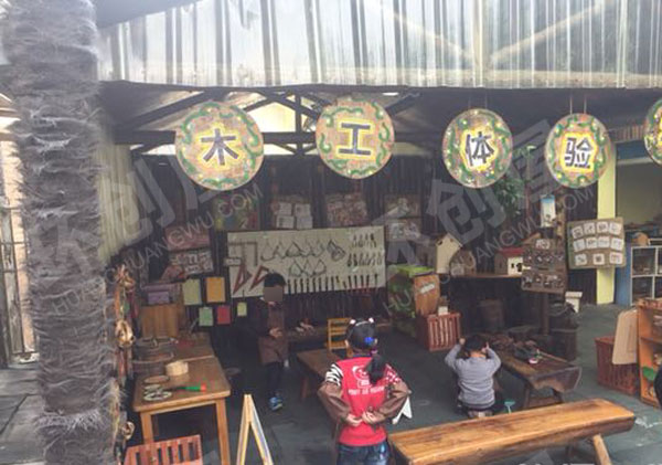 幼儿园户环创原木色的自然材料装饰图片