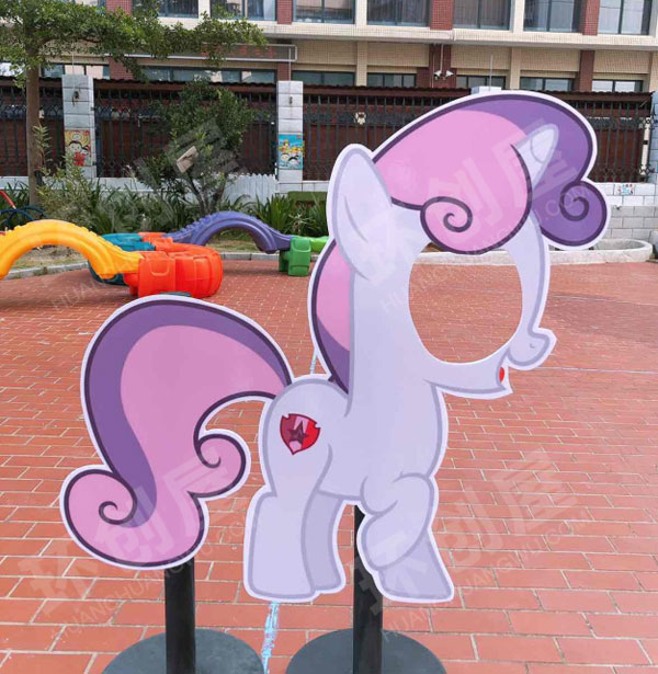 幼儿园户外开学典礼有趣的喷绘卡通人物图片