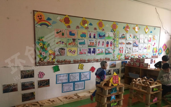幼儿园搭建区奶粉罐与大积木块图片