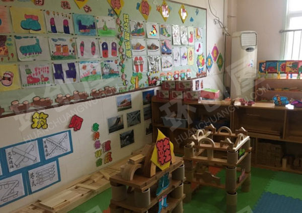 幼儿园搭建区奶粉罐与大积木块图片