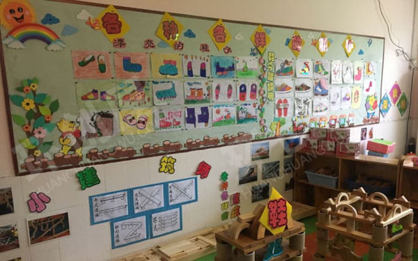 幼儿园搭建区奶粉罐与大积木块图片