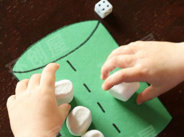幼儿园益智区棉花球按物取数图片