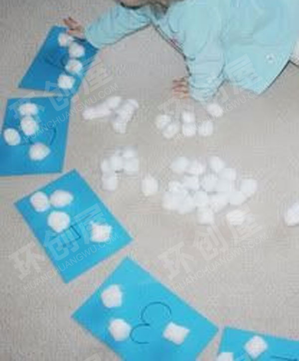 幼儿园益智区棉花球按物取数图片