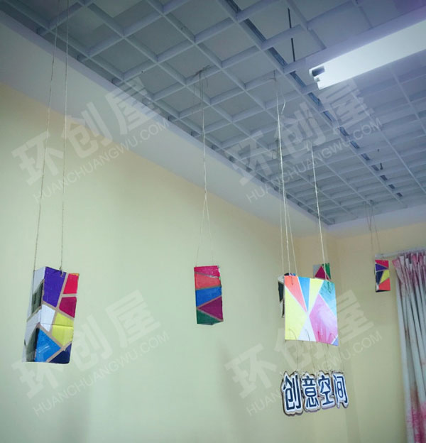 幼儿园废物利用纸箱区域吊饰牌图片