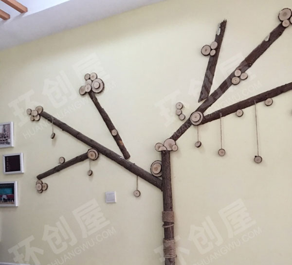 幼儿园原木风树枝木片走廊作品展示图片