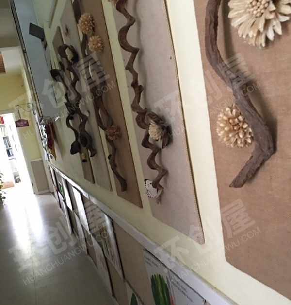 幼儿园原木风树枝木片走廊作品展示图片