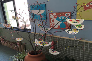 幼儿园走廊里废物利用美美的自然作品图片2张
