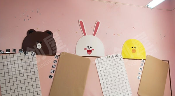 幼儿园卡通风布朗尼主题家园联系栏图片