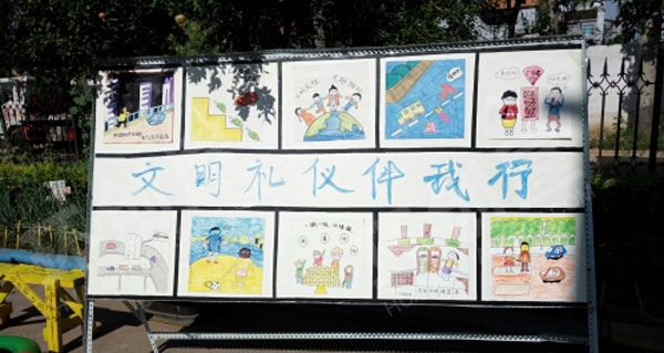 幼儿园户外废物利用画展图片