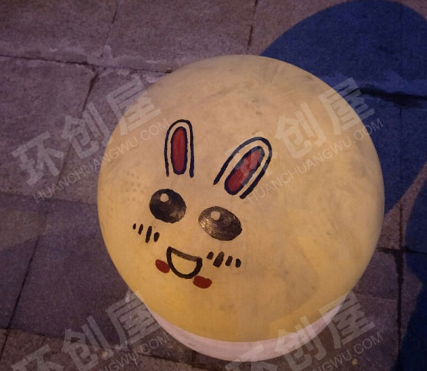 幼儿园户外石头画可爱的表情包图片