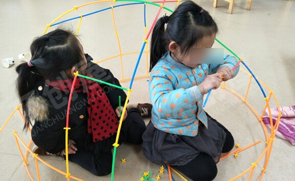 幼儿园建构区搭建一个大帐篷图片