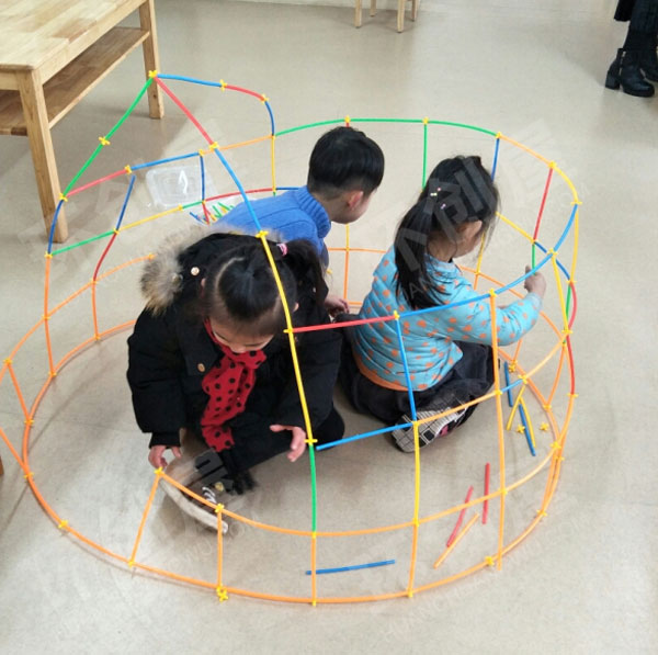 幼儿园建构区搭建一个大帐篷图片