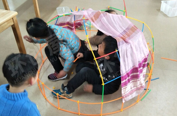 幼儿园建构区搭建一个大帐篷图片