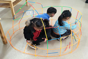幼儿园建构区搭建一个大帐篷图片3张