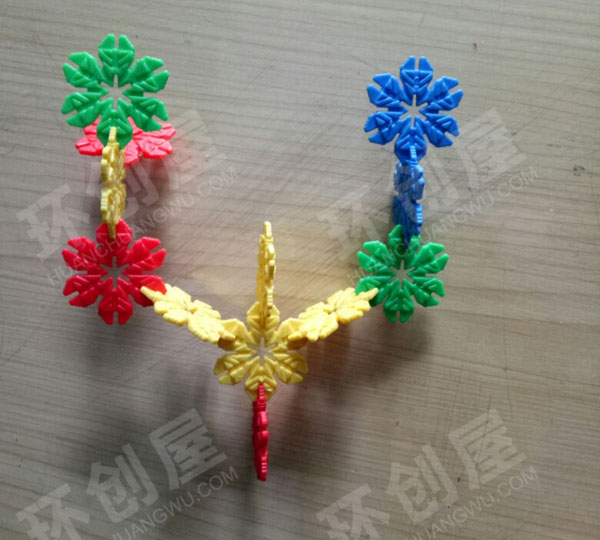 幼儿园建构区雪花片搭建的飞机图片