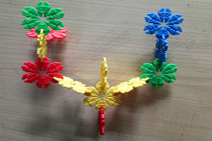 幼儿园建构区雪花片搭建的飞机图片