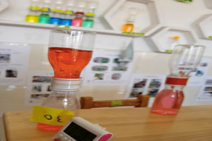 幼儿园科学区瓶子的科学之旅图片4张