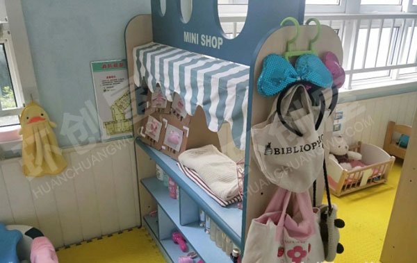 幼儿园家具齐全的娃娃家图片