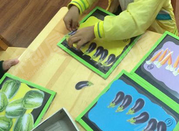 幼儿园益智区废物利用自制拼拼乐教玩具图片