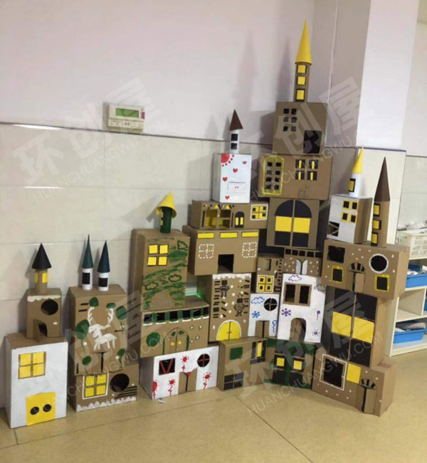 幼儿园走廊墙角废物利用硬纸板工艺图片