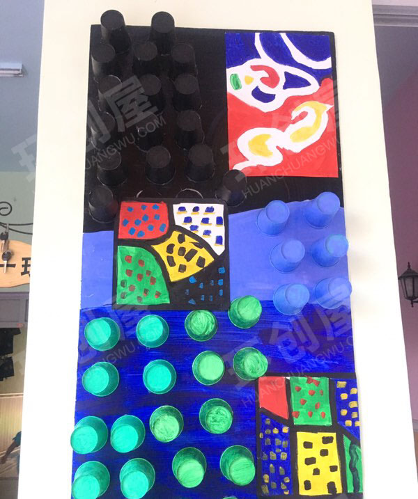 幼儿园走廊墙柱废物利用纸杯环创美工图片