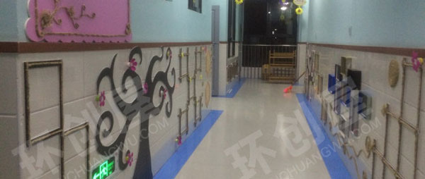幼儿园走廊墙面红红的花朵图片