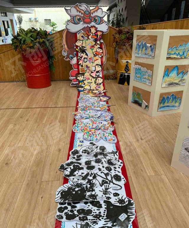 幼儿园户外儿童画美术展图片