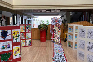 幼儿园户外儿童画美术展图片9张